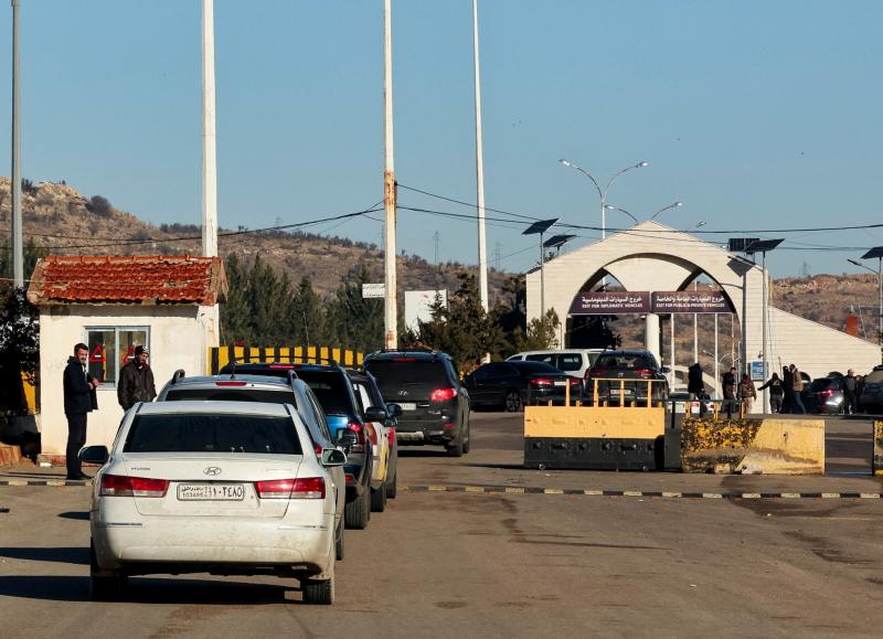 Beşşar Esad rejiminin devrilmesinin ardından, Suriye'de Lübnan-Suriye sınırı yakınlarında Lübnan'a girmek için sıraya girmiş araçlar, 1 Ocak 2025 / Fotoğraf: Reuters