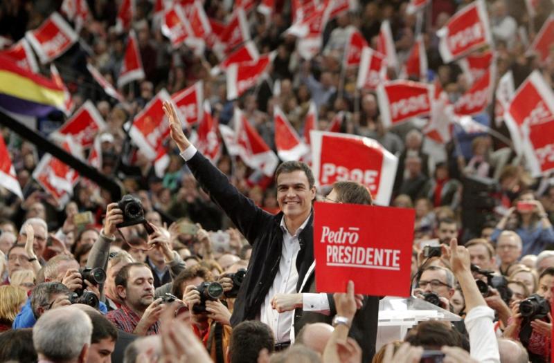 PSOE’nin lideri ve 20 Aralık 2015’te yapılacak genel seçimlerin adayı Pedro Sanchez, Valencia'daki Fuente San Luis stadyumunda düzenlenen seçim mitinginde, 13 Aralık 2015 / Fotoğraf: AFP