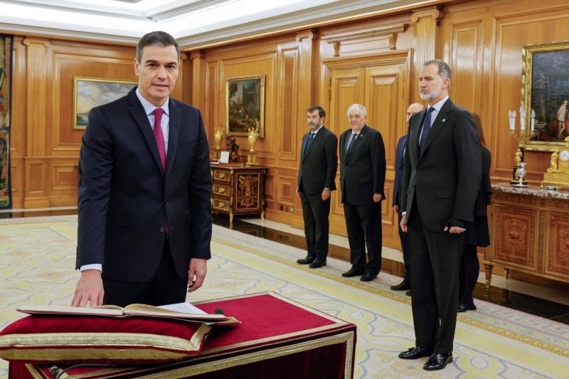 İspanya Başbakanı Pedro Sanchez, yeniden başbakan seçilmesinin ardından Madrid'deki La Zarzuela Kraliyet Sarayı'nda düzenlenen yemin töreninde İspanya Kralı VI. Felipe ile birlikte, 17 Kasım 2023 / Fotoğraf: AFP