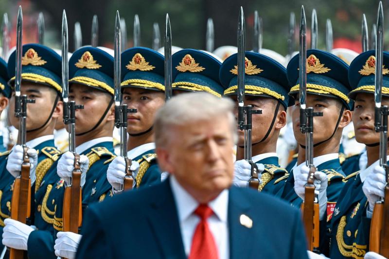 Donald Trump, Pekin'deki Büyük Halk Salonu'nda düzenlenen resmi karşılama töreninde onur muhafızlarını selamlarken, 14 Mayıs 2026 / Fotoğraf: AFP