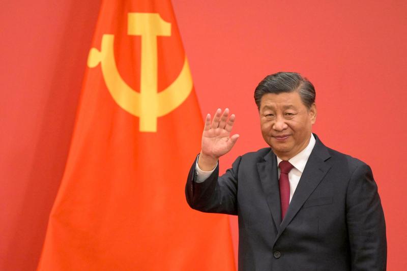Çin Devlet Başkanı Şi Jinping, ülkenin en yüksek karar alma organı olan Çin Komünist Partisi Politbüro Daimi Komitesi'nin yeni üyelerinin tanıtımı sırasında el sallıyor, 23 Ekim 2022 / Fotoğraf: AFP