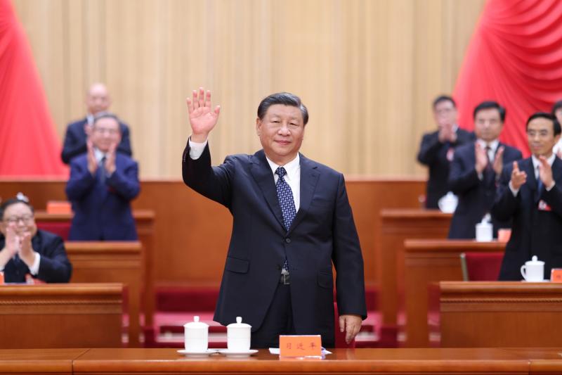 Şi Jinping, Pekin'deki Halkın Büyük Salonu'nda düzenlenen Çin Engelliler Federasyonu 8. Ulusal Kongresi'ne katılımı sırasında Komünist Parti üyelerini selamlıyor, 18 Eylül 2023 / Fotoğraf: EPA