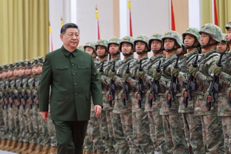 Çin Devlet Başkanı Şi Jinping, Çin'in güneyindeki Makao'da Halk Kurtuluş Ordusu'nun bir birliğini denetliyor. 20 Aralık 2024 / Fotoğraf: Xinhua