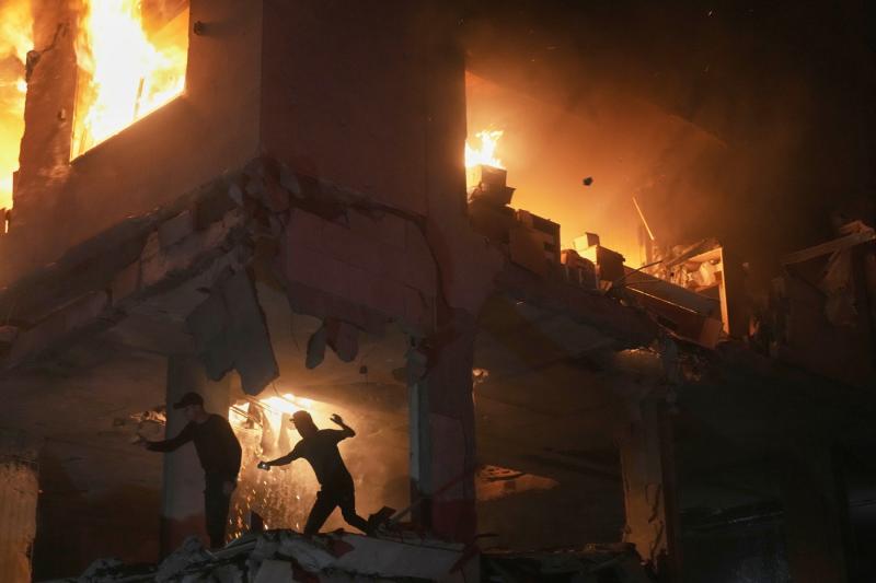 15 Mayıs'ta Gazze'deki Rimal mahallesinde İsrail bombardımanı sonucu çıkan yangından kaçan Filistinliler / Fotoğraf: AP