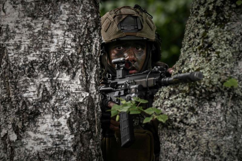 Fransa'nın 2. Yabancı Paraşüt Alayı'na (2e REP) mensup bir Fransız Yabancı Lejyonu paraşütçüsü, Fransa'nın orta kesimlerindeki La Souterraine'de düzenlenen meskûn mekân saldırı tatbikatı sırasında bir ağacın arkasından nişan alırken, 14 Mayıs 2026 / FoAFP