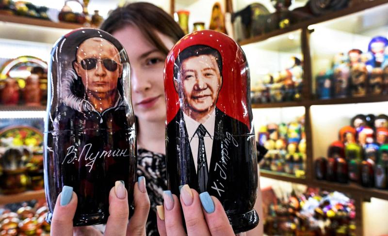 Rusya'nın başkenti Moskova'da bir hediyelik eşya dükkanında Çin ve Rusya başkanlarını temsil eden tahta kuklalar sergileniyor / Fotoğraf: AFP