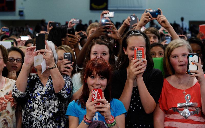 Gençlerde akıllı telefon kullanımı (AFP)