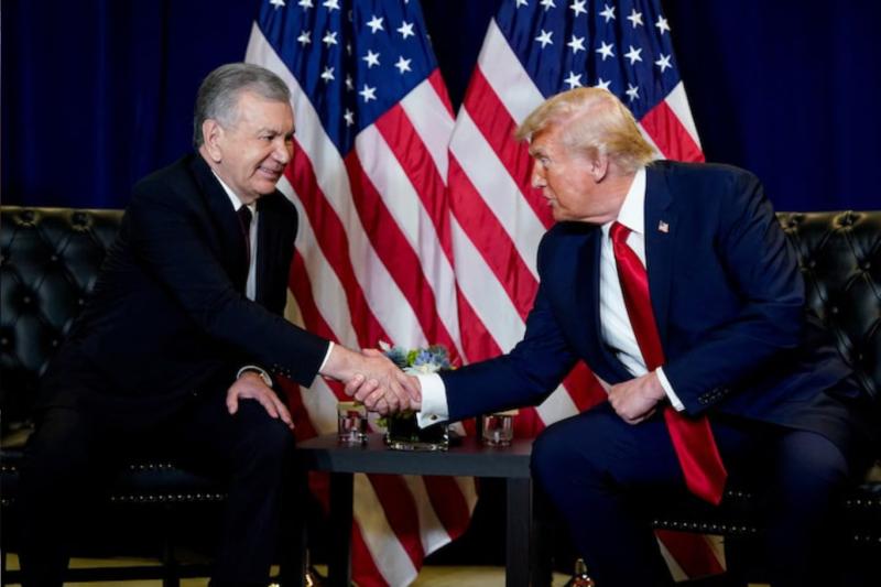 ABD Başkanı Donald Trump, Özbekistan Cumhurbaşkanı Shavkat Mirziyoyev ile 23 Eylül 2025’te ABD’nin New York kentinde düzenlenen 80. United Nations General Assembly sırasında görüşürken tokalaşıyor / Fotoğraf: Al Drago-Reuters