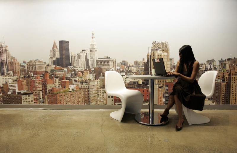 Google'da çalışan bir kadın, arkasında New York'un gökdelenleri görünüyor, 10 Mart 2008 / Fotoğraf: Reuters