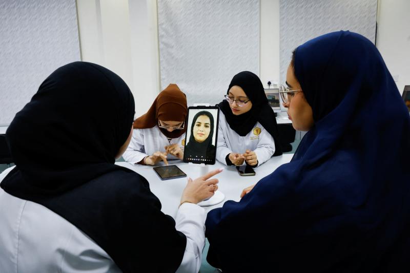 Dubai Tıp Üniversitesi'nde öğrenciler sanal hasta simülasyonuyla eğitim alırken, BAE, 26 Ocak 2026 / Fotoğraf: Reuters