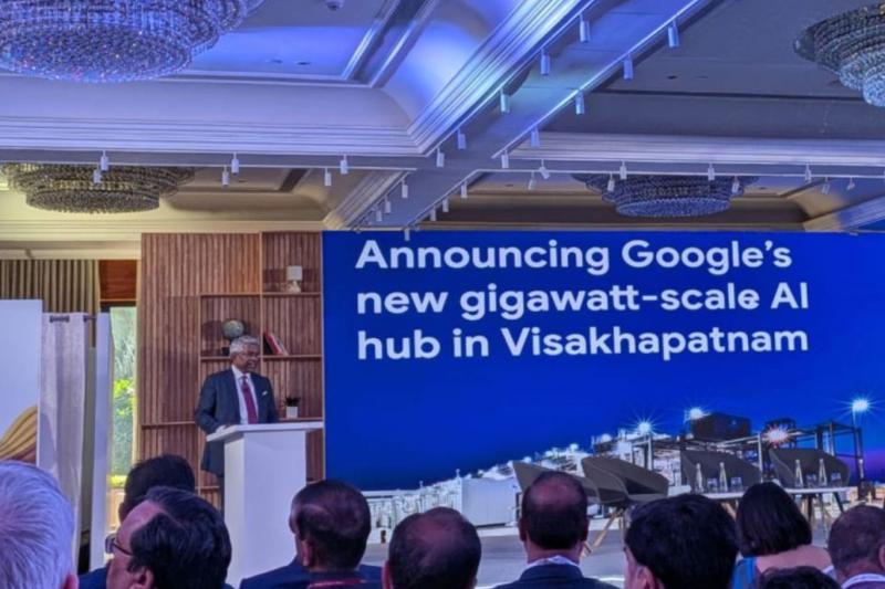 Google Cloud CEO’su Thomas Kurian, Google’ın Hindistan’ın Visakhapatnam kentinde kurmayı planladığı yapay zeka merkezi ve dijital altyapı yatırımlarına ilişkin açıklamalarda bulunurken / Fotoğraf: Anuj Bhatia-The Indian Express