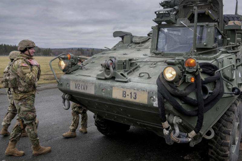 ABD askerleri, geçen yıl Almanya’nın Vilseck kentinde bir Stryker muharebe aracının yanında beklerken / Fotoğraf: Michael Probst-AP