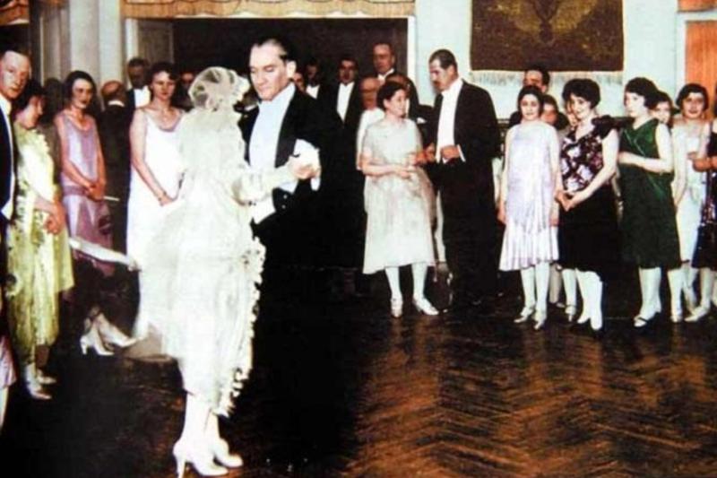 Mustafa Kemal Atatürk’ün tango yaptığı bu tarihi kare, 17 Ocak 1929’da manevi kızı Nebile Hanım’ın düğün töreninde çekildi. Fotoğraf, Cumhuriyet’in ilk yıllarında modernleşme ve Batılı sosyal yaşam anlayışının simgelerinden biri olarak görülüyor