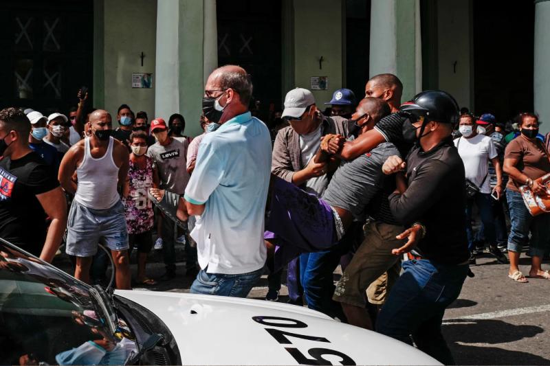 11 Temmuz 2021 protestoları: Ekonomik kriz ve toplumsal gerilim kitlesel gösterilere yol açtı / Fotoğraf: Adalberto Roque-AFP