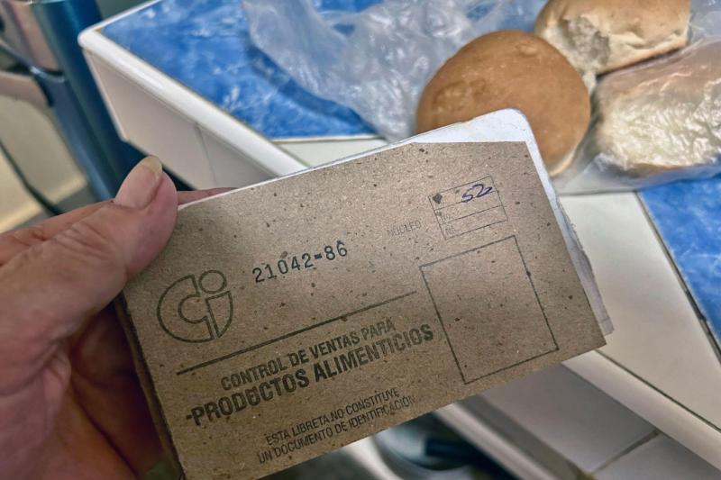 Ülkede kıtlık ve rasyonlama sistemi günlük yaşamı belirliyor. Fotoğrafta, Küba’da “libreta de abastecimiento” olarak bilinen resmi gıda karne defterinden bir örnek yer alıyor 