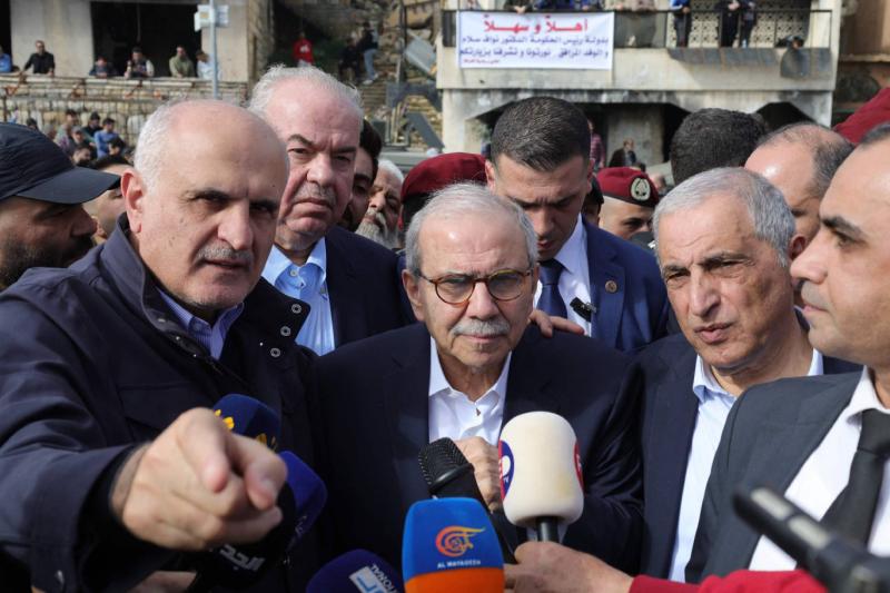 Lübnan Başbakanı Nevvaf Selam, son savaş başlamadan önce Lübnan’ın güneyinde İsrail sınırındaki Kfar Kila kasabasına yaptığı ziyaret sırasında milletvekilleri Ali Hasan Halil ve Kasım Haşim’in arasında duruyor / Fotoğraf: AFP