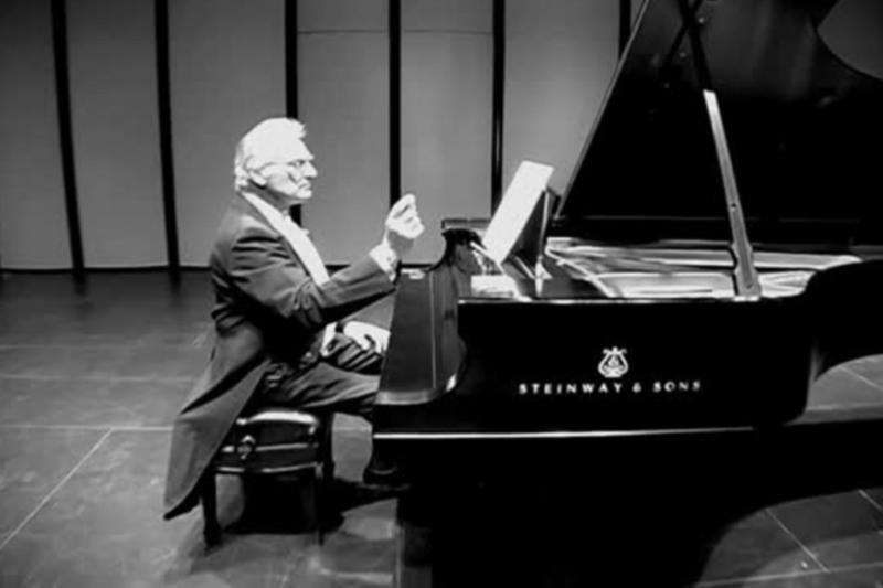 Amerikalı besteci John Cage'in ikonik 4'33" adlı eserinin bir performansını sergiliyor