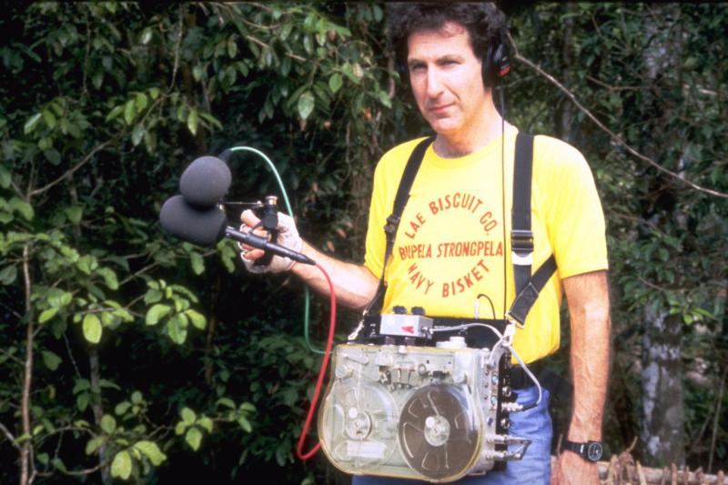 Papua Yeni Gine'deki Bosavi yağmur ormanlarında saha kayıtları yapan Amerikalı antropolog ve müzisyen Steven Feld