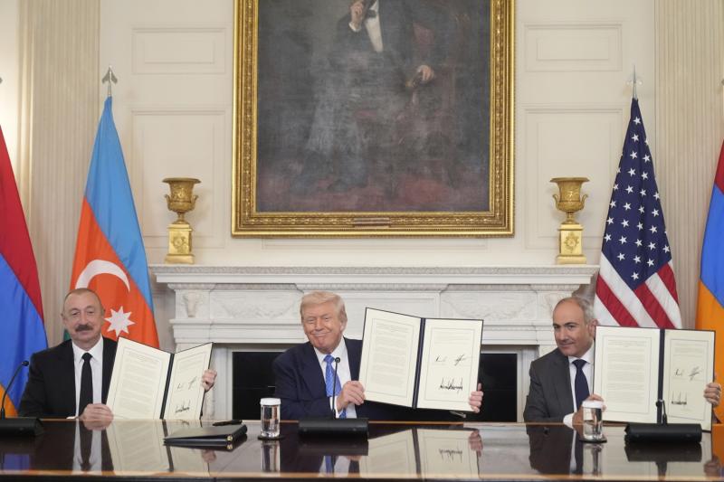 ABD Başkanı Donald Trump (ortada) Ermenistan Başbakanı Nikol Paşinyan (sağda) ve Azerbaycan Cumhurbaşkanı İlham Aliyev (solda) ile birlikte Beyaz Saray'ın resmi yemek salonunda düzenlenen törende üçlü anlaşmayı imzalarken, 8 Ağustos 2025 AP
