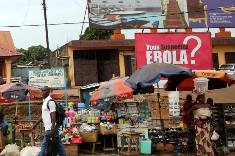 Ebola’nın yayılmasını önlemek için alınması gereken önlemleri hatırlatan bir uyarı tabelası, 3 Aralık 2014’te Gine’nin başkenti Konakri’deki bir pazar yerinde asılı görülüyor /Fotoğraf: Dominic Chavez-Dünya Bankası
