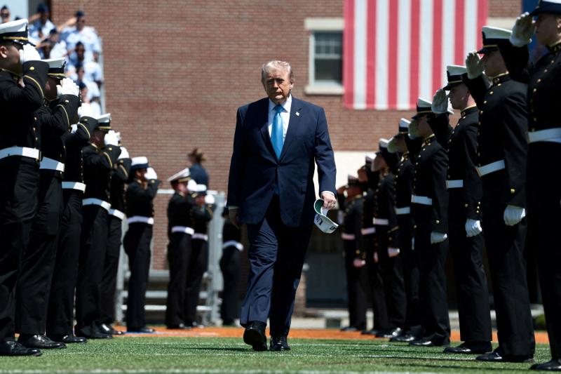 ABD Başkanı Donald Trump, ABD Sahil Güvenlik Akademisi'nde bir konuşma yapmak üzere kürsüye yürürken, 20 Mayıs 2026 / Fotoğraf: Reuters
