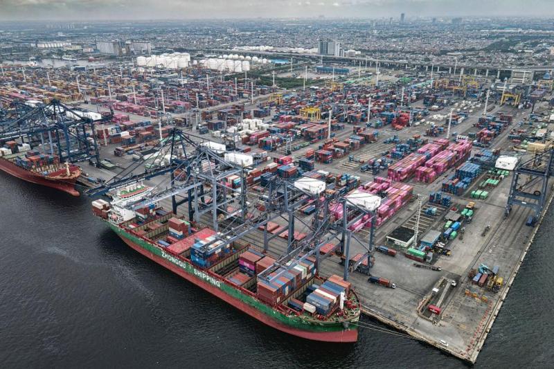 Jakarta Limanı’nda konteyner gemileri ve yoğun lojistik hareketlilik, Türkiye–Endonezya arasında gelişen ticaret koridorlarının ve Ankara-Cakarta ekseninde şekillenen ekonomik entegrasyon potansiyelinin sembolü olarak öne çıkıyor / Fotoğraf: Reuters