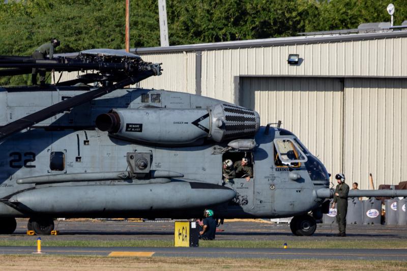 Porto Riko'nun Ponce kentindeki Mercedita Uluslararası Havalimanı'nda ABD Deniz Piyadelerine ait bir CH-53E Super Stallion helikopteri pistte park halinde, 1 Ocak 2026 / Fotoğraf: Reuters