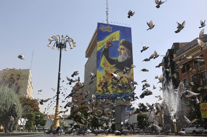 İran'ın Tahran şehrindeki bir binada, eski Hizbullah lideri Hasan Nasrallah'ın resminin yer aldığı bir reklam panosu, 2 Ekim 2024 / Fotoğraf: Reuters
