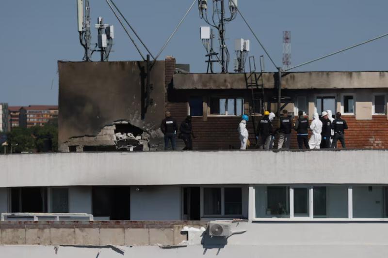 Ukrayna sınırına yakın Romanya’nın Galați kentinde, 29 Mayıs 2026’da bildirilen bir drone saldırısının ardından bir apartman bloğunda meydana gelen patlama sonrası Romanya kolluk kuvvetleri olay yerinde inceleme yaptı / Fotoğraf: George Călin-Reuters