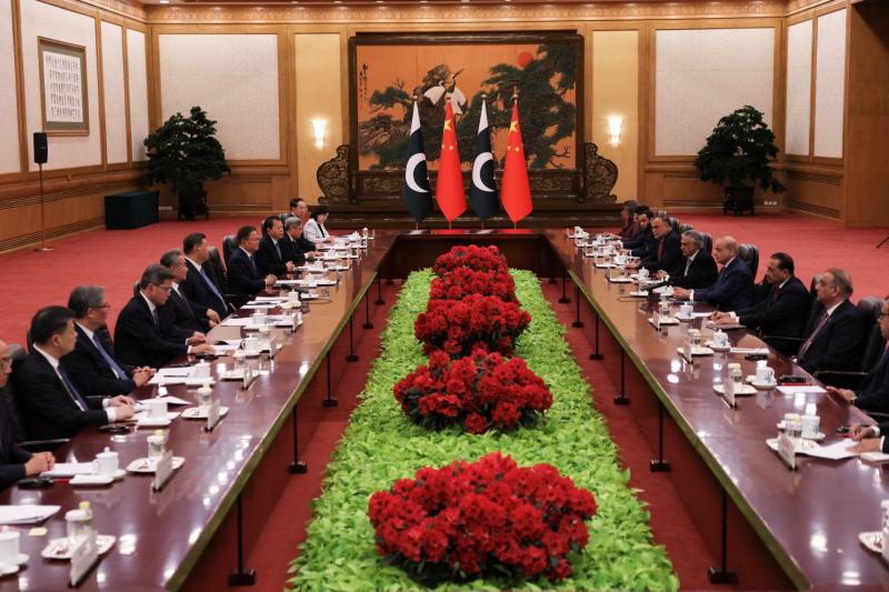Çin Devlet Başkanı Şi Cinping ve Pakistan Başbakanı Şehbaz Şerif, Çin'in başkenti Pekin’deki Büyük Halk Salonu'nda tokalaşırken, 25 Mayıs 2026 / Fotoğraf: Reuters