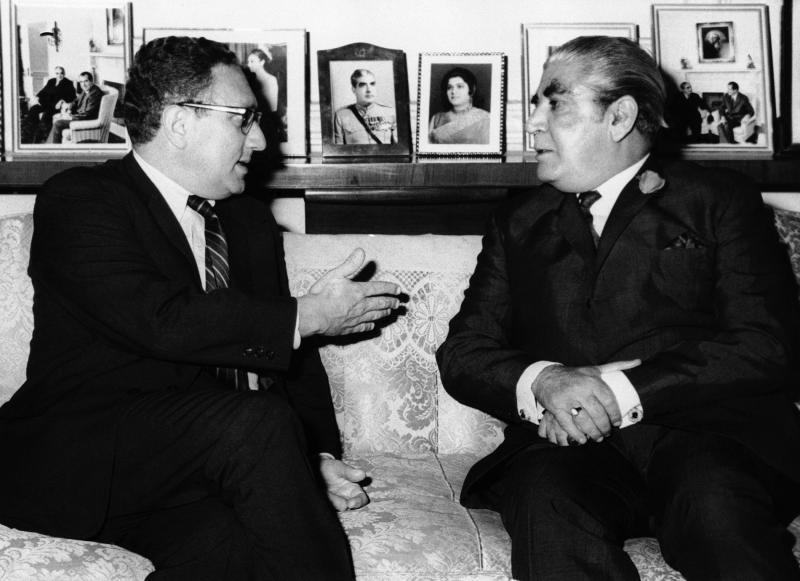 ABD Başkanlık Danışmanı Henry Kissinger (solda) Pakistan'ın Rawalpindi şehrinde Cumhurbaşkanı Ağa Muhammed Yahya Han ile sohbet ederken, 8 Temmuz 1971 / Fotoğraf: AP