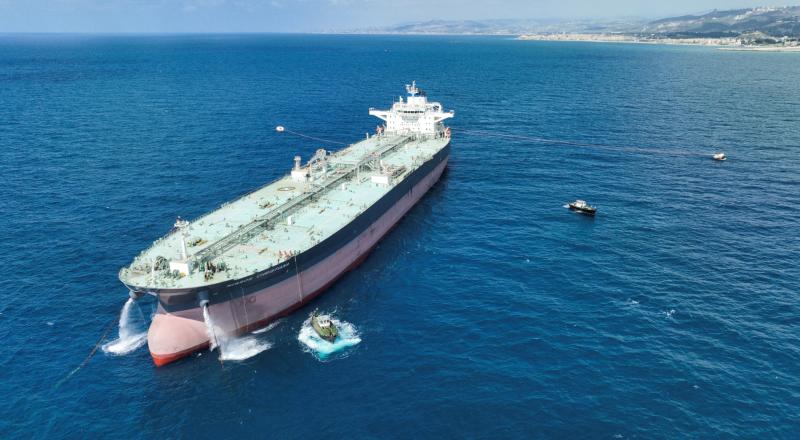 Beşşar Esad rejiminin devrilişinden sonra Suriye'ye petrol taşıyan ilk gemi olan “Nissos Christiana” petrol tankeri, Tartus Limanı’na yanaşıyor, 1 Eylül 2025 / Fotoğraf: Reuters