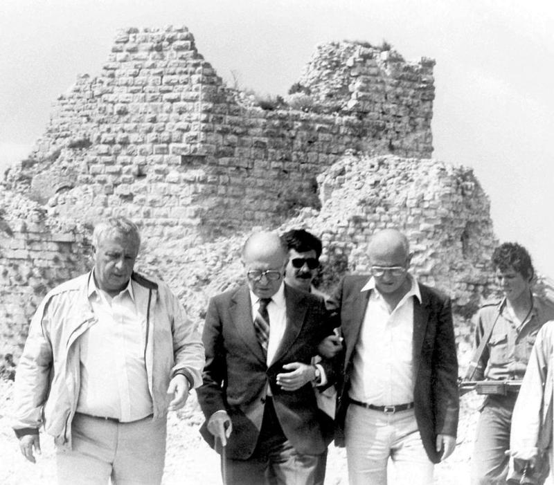 Dönemin İsrail Savunma Bakanı Ariel Şaron, Başbakan Menahim Begin ve sözcüsü Lübnan'da, 7 Haziran 1982 / Fotoğraf: AFP