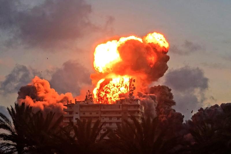 İsrail’in Lübnan'ın güneyindeki Sur kentine düzenlediği hava saldırısı sonrasında bir binadan yükselen devasa alev, 28 Mayıs 2026 / Fotoğraf: AFP