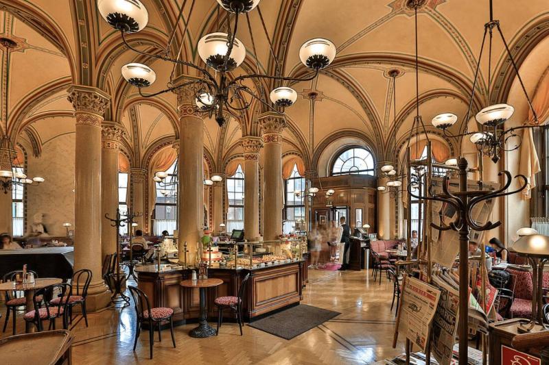Viyana'daki tarihi ve ünlü Café Central