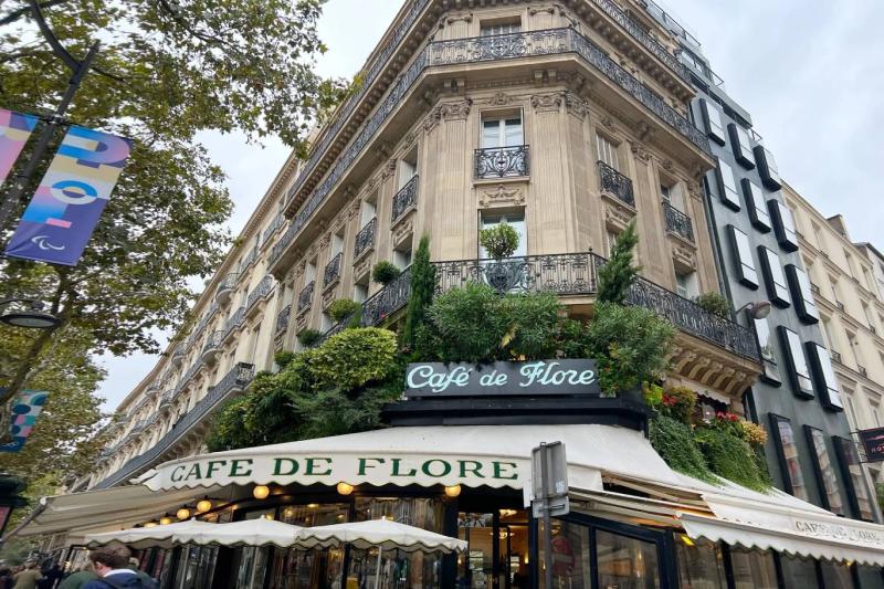 Paris, Fransa'nın Saint-Germain-des-Prés semtinde bulunan ünlü Café de Flore