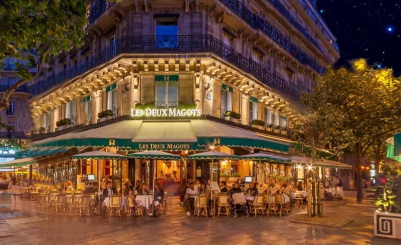 Paris'in Saint-Germain-des-Prés bölgesindeki ünlü tarihi kafe Les Deux Magots