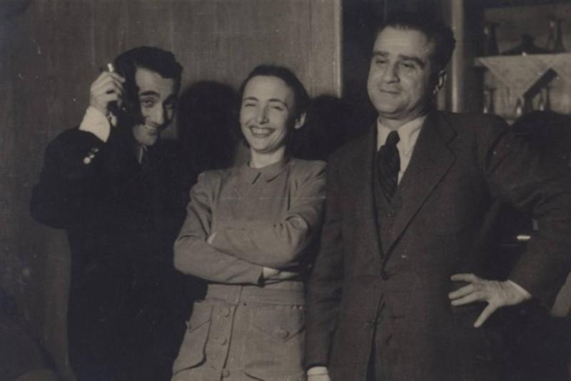 Ahmet Hamdi Tanpınar (sağda),  Adalet Cimcoz (ortada) ve Adalet Cimcoz'un ağabeyi Ferdi Tayfur (solda)