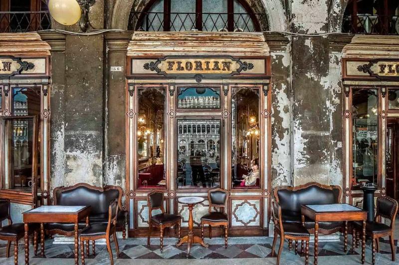 Venedik'teki San Marco Meydanı'nda bulunan Caffè Florian, 1720 yılında kurulmuş olup İtalya'nın sürekli faaliyet gösteren en eski kahve evidir