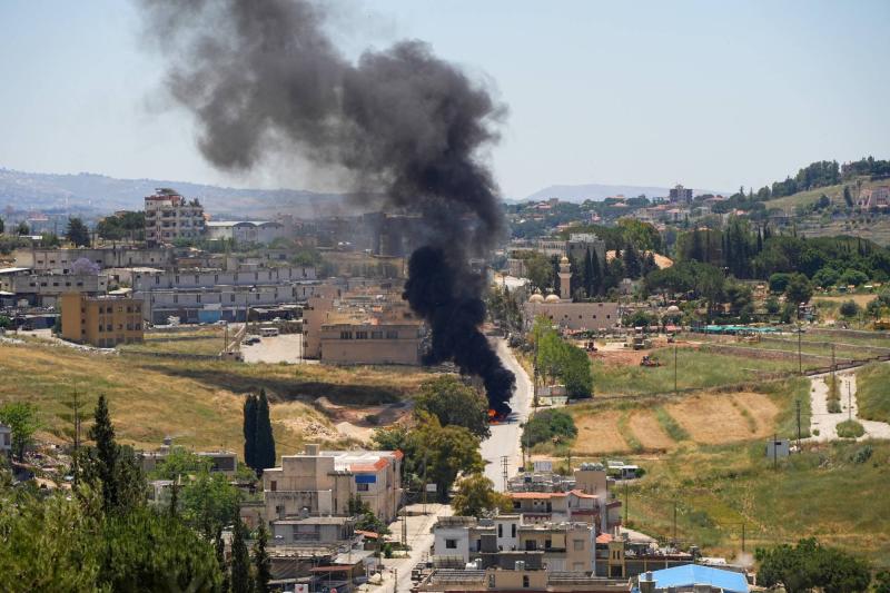 Lübnan'ın güneyindeki Nabatiye kentinde İsrail İHA’larının bombalanan bir araçtan duman yükseliyor / Fotoğraf: Reuters