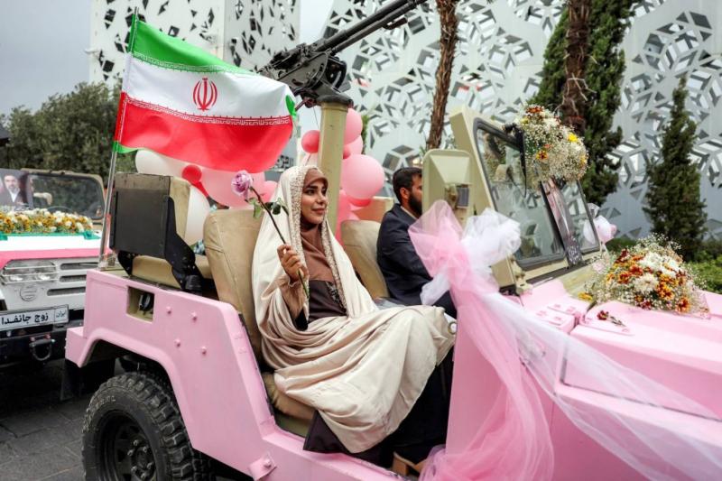 Zifaf törenlerinde askeri arabalar pembe renklerle süsleniyor / Fotoğraf: AFP