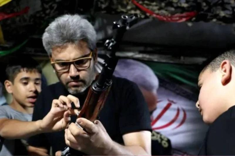 Gece verilen silah dersleri / Fotoğraf: MDEAST News
