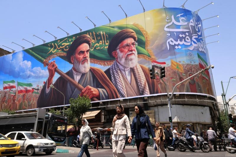 Tahran'ın merkezindeki büyük bir reklam panosunda, merhum İran Dini Lideri Ruhullah Humeyni ve Dini Lider Ali Hamaney'in resimleri sergileniyor, 8 Haziran 2026 / Fotoğraf: AFP