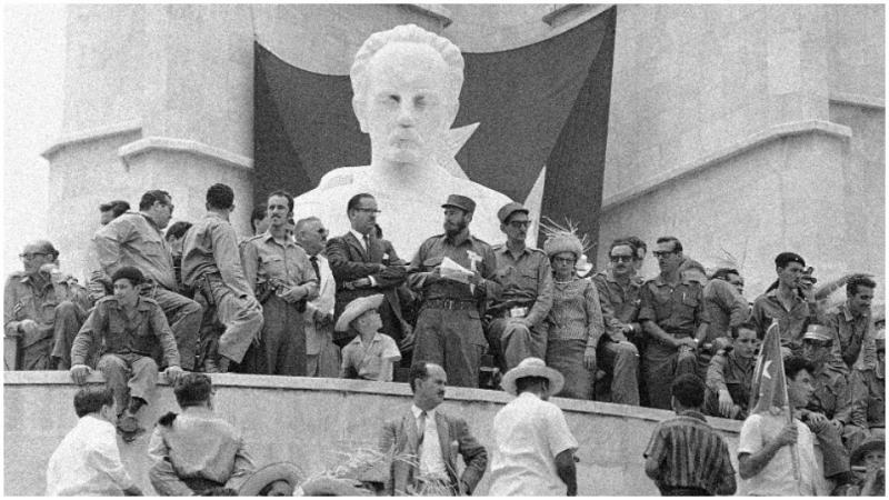 Fidel Castro (ortada), Havana’daki José Martí Anıtı’nda, Küba Devrimi’nin simgesel figürü José Martí’ye atfedilen mirasın gölgesinde düzenlenen 1 Mayıs 1960 İşçi Bayramı geçit törenini izlerken / Fotoğraf: AP