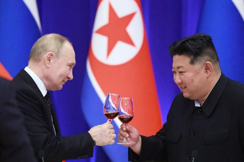 Rusya Devlet Başkanı Vladimir Putin ile Kuzey Kore lideri Kim Jong-un, Pyongyang'da düzenlenen resepsiyonda kadeh kaldırırken, 19 Haziran 2024 / Fotoğraf: AFP