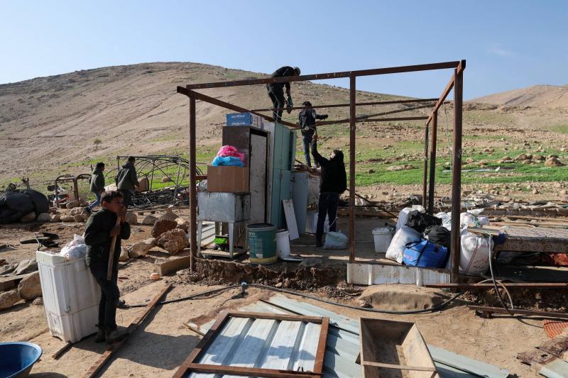 Filistinli Bedeviler, geçen ocak ayında İsrailli yerleşimciler tarafından gerçekleştirilen şiddetin ardından Batı Şeria'daki Eriha yakınlarından zorla tahliye edilmeden önce eşyalarını topluyor / Fotoğraf: Reuters