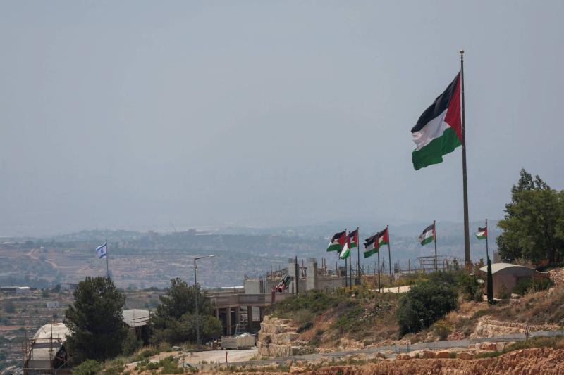 Batı Şeria'daki Ramallah yakınlarındaki Filistinli yerleşim biriminin arkasında kurulan yeni yerleşim yerinde İsrail bayrağı / Fotoğraf: Reuters