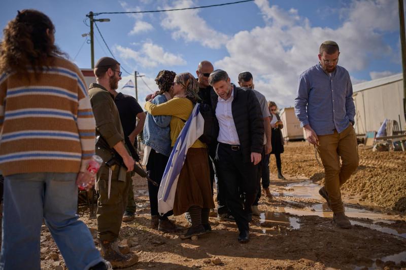 Smotrich (ortada), 19 Ocak 2026'da Batı Şeria'daki Filistin kenti Beyt Sahur'un bitişiğindeki yeni yasallaştırılmış ''Yatsiv yerleşiminde'' yürürken / Fotoğraf: AP