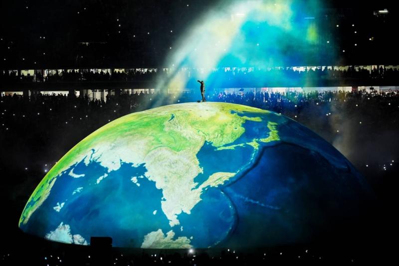 Kanye West, Atatürk Olimpiyat Stadyumu'ndaki devasa dünya küresi üzerinde performans sergiliyor (30 Mayıs 2026) / Fotoğraf: AA