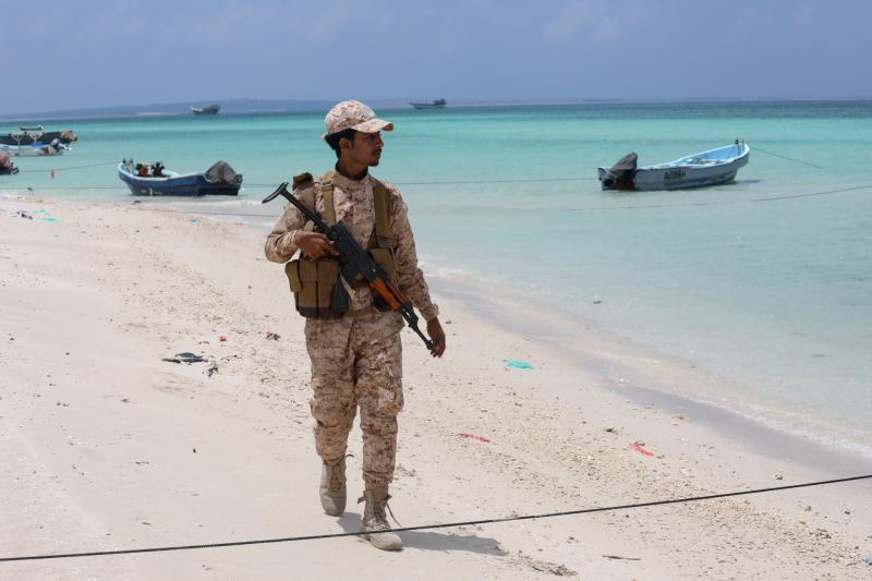 Nisan ayının 2'sinde Yemen'in Babu’l Mendeb kıyısında yürüyen Yemenli bir asker / Fotoğraf: Reuters